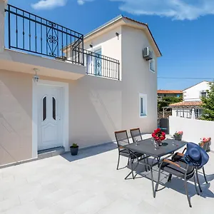 Villa La Terza, Milohnici